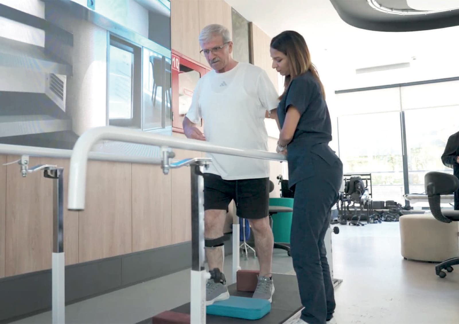 Gait training at the parallel bars