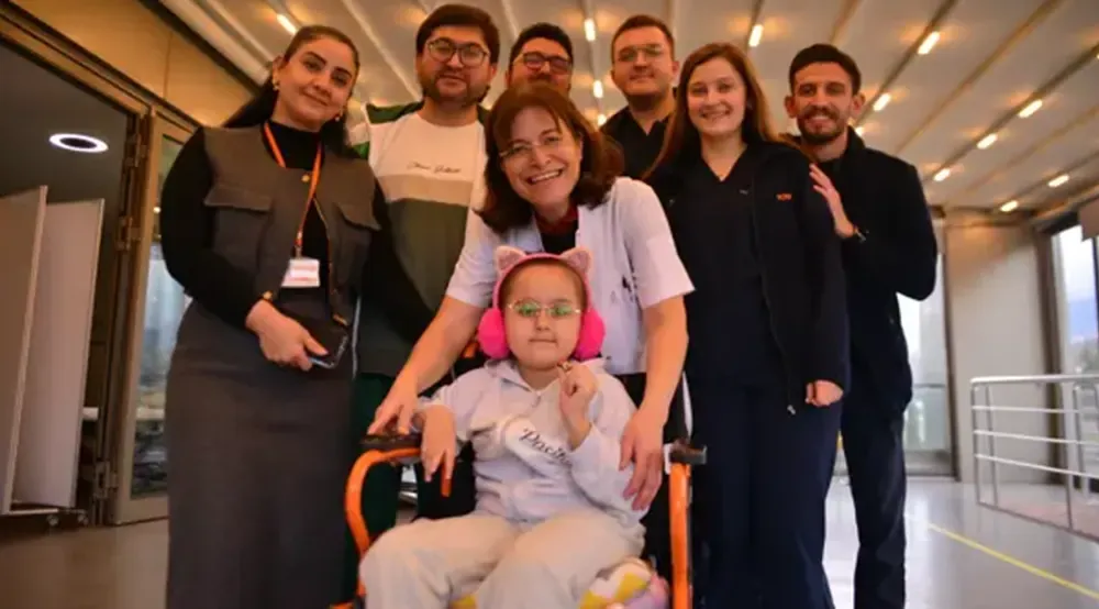 A patient and the team in the neurological rehabilitation unit